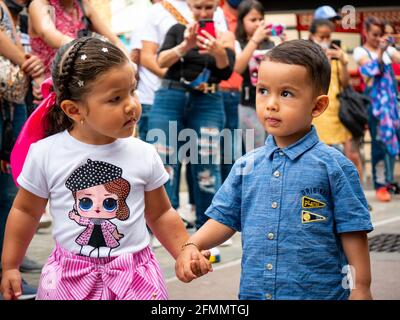 Medellin, Antioquia, Kolumbien - März 27 2021: Der kleine lateinische Junge hält die Hand seiner Schwester Stockfoto