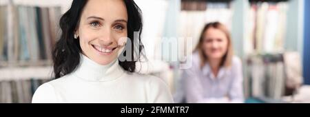 Portrait einer lächelnden Beraterin im Tissue Salon Stockfoto