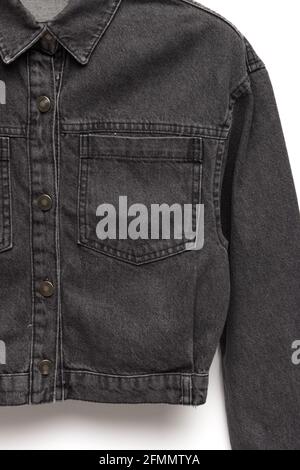Schwarze Denim-Jacke für den Hintergrund. Nahaufnahme der Vorderseite einer Denim-Jacke. Nashup-Jeanjacke Tasche. Hintergrund mit Denim-Struktur. Stockfoto
