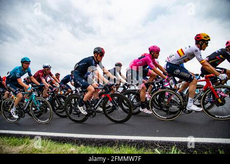 Guarene, Italien. 10. Mai 2021. Während der dritten Etappe des Radrennens Giro d'Italia 2021 in Guarene, 190 km zwischen Biella und Canale, Piemont, am 10. Mai 2021. Quelle: Pacific Press Media Production Corp./Alamy Live News Stockfoto