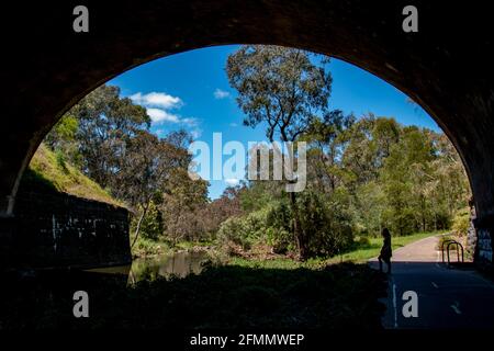 Unter der Brücke, Archway, mit Blick auf den Park Stockfoto