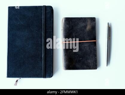 Leder-Notizbücher flach auf Schreibtisch liegend Stockfoto