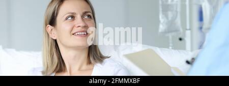 Arzt im Krankenhaus misst Puls von Frau zu Patient Stockfoto