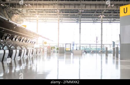 BANGKOK THAILAND APR 14 2021 der öffentliche Check-in-Bereich eines Flughafens ohne Menschenmengen während der Covid-19-Epidemie. Stockfoto