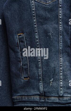Nashup-Jeanjacke Tasche. Denim-Jacke im Hintergrund. Blaue Jeans-Textur für den Hintergrund. Blaue Denim-Textur in Nahaufnahme. Textur von blauen Jeans als Rückengr Stockfoto