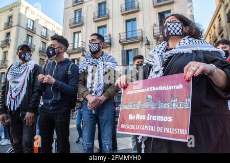 Barcelona, Spanien. Mai 2021. Der Protestierende hält ein Plakat mit der Aufschrift Save Sheikh Jarrah, wir werden Jerusalem, die Hauptstadt Palästinas, während der Demonstration nicht verlassen.die palästinensische Gemeinschaft Kataloniens veranstaltete eine Demonstration gegen den Staat Israel, vor der Allgemeinheit Kataloniens, Für die Vorfälle der letzten Tage, bei denen mindestens 169 Palästinenser von der israelischen Polizei in der Nähe der Moschee von Al Aqsa in Jerusalem verletzt wurden. Palästinenser protestieren gegen Pläne, mehr als 30 Familien in Scheich Jarrah zu vertreiben, um Platz für das israelische Volk zu schaffen. Kredit: SOPA Images Limited/Alamy Live Nachrichten Stockfoto