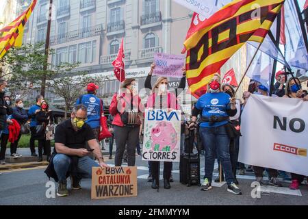 Barcelona, Spanien. Mai 2021. Während der Demonstration halten Demonstranten Plakate.etwa 1,500 Beschäftigte der spanischen Bank BBVA wurden von den Bankengewerkschaften Kataloniens vor einem Bankhauptsitz in Barcelona gegen das Beschäftigungsregulierungs-Dossier (ERE), das die Entlassung von fast 3,800 Beschäftigten betrifft, vorgeladen. (Foto von Thiago Prudencio/SOPA Images/Sipa USA) Quelle: SIPA USA/Alamy Live News Stockfoto