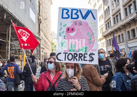 Barcelona, Spanien. Mai 2021. Ein Protestler hält ein Plakat mit einer Ziehung eines Schweins und Geldscheinen, auf dem steht, BBVA C. Torres (Carlos Torres Vila, Präsident der BBVA Bank) Während der Demonstration wurden etwa 1,500 Beschäftigte der spanischen Bank BBVA von den Bankengewerkschaften Kataloniens vor einem Bankhauptsitz in Barcelona gegen das Beschäftigungsregulierungs-Dossier (ERE) vorgeladen, das die Entlassung von fast 3,800 Beschäftigten betrifft. (Foto von Thiago Prudencio/SOPA Images/Sipa USA) Quelle: SIPA USA/Alamy Live News Stockfoto