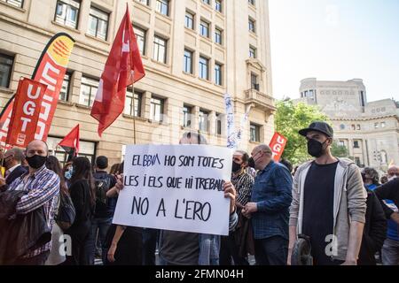 Barcelona, Spanien. Mai 2021. Ein Protestler hält ein Plakat, auf dem steht, dass BBVA alle von uns gearbeitet haben, nicht die ERE (Arbeitsverordnungsdatei). Während der Demonstration wurden etwa 1,500 Beschäftigte der spanischen Bank BBVA von den Bankengewerkschaften Kataloniens vor einem Bankhauptsitz in Barcelona gegen das Beschäftigungsregulierungs-Dossier (ERE) vorgeladen, das die Entlassung von fast 3,800 Beschäftigten betrifft. (Foto von Thiago Prudencio/SOPA Images/Sipa USA) Quelle: SIPA USA/Alamy Live News Stockfoto