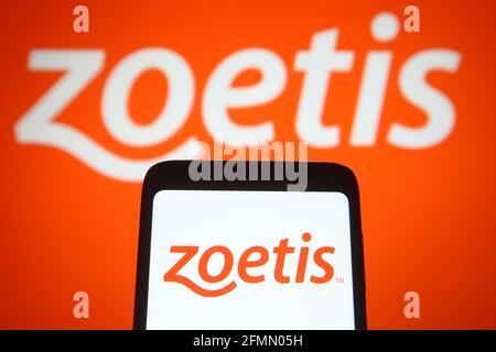 In dieser Abbildung ist das Zoetis-Logo auf einem Smartphone und einem pc-Bildschirm zu sehen. Stockfoto