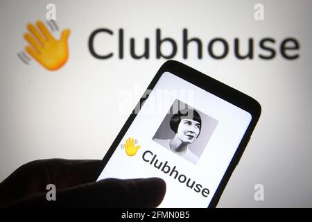 Ukraine. Mai 2021. In dieser Abbildung ist das Clubhouse-Logo auf einem Smartphone und einem pc-Bildschirm zu sehen. (Foto von Pavlo Gonchar/SOPA Images/Sipa USA) Quelle: SIPA USA/Alamy Live News Stockfoto