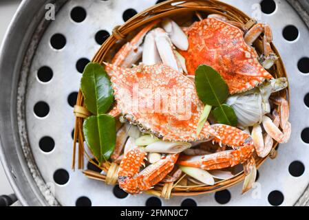 Frische Meeresfrüchtekrabben auf gedämpften Kochgerichten, Blue Swimming Crab Ocean Gourmet mit Kräutern und Gewürzen, Blick von oben Stockfoto