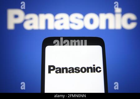 Ukraine. Mai 2021. In dieser Abbildung ist das Panasonic-Logo auf einem Smartphone und einem pc-Bildschirm zu sehen. Kredit: Pavlo Gonchar/SOPA Images/ZUMA Wire/Alamy Live Nachrichten Stockfoto