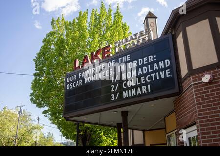 Das Lake Theatre and Cafe, ein lokales Theater in Lake Oswego, Oregon, gibt auf der Werbetafel ihren Favoriten der diesjährigen Oscar-Nominierten bekannt. Stockfoto