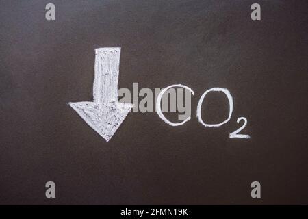 Reduzierung der CO2-Werte. Diagramm des Rückgangs der Kohlendioxidwerte Stockfoto