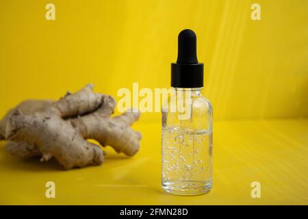 Öl mit Ingweraroma. Kosmetisches Serum mit Ingwerwurzel-Extrakt. Aus der Ingwerwurzel extrahieren. Gesichts- und Körperpflege. Creme auf pflanzlicher Basis. Stockfoto