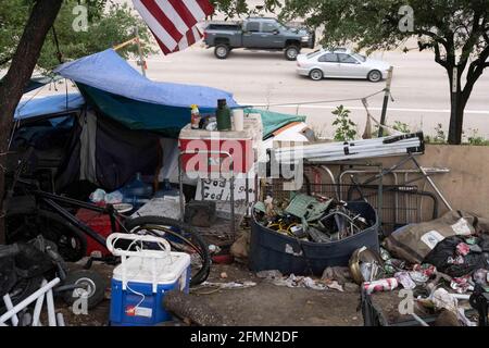 Austin, Texas, USA. Mai 2021. Das Lager des Musikers und Handwerkers DOUGLAS CRAWFORD (nicht gezeigt) an der Ecke Ben White Blvd. Und South Congress Avenue in Austin, TX, wo er seit über einem Jahr lebt. Crawford, 60, sagt, er bleibt für sich selbst und macht sich keine Sorgen über die neue obdachlose Niederschlagung von Austin und das Campingverbot ab Dienstag. Quelle: Bob Daemmrich/ZUMA Wire/Alamy Live News Stockfoto