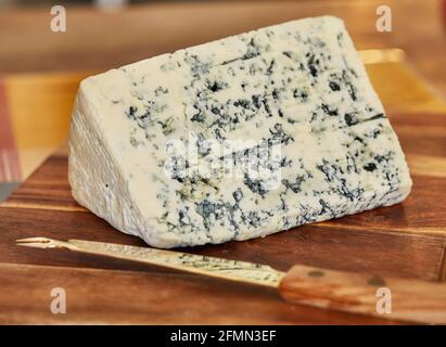 Ausgewählter französischer blauer Käse, dor blau auf Holzbrett und Käsemesser Stockfoto