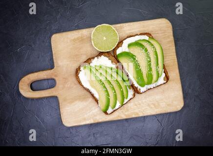 Avocado-Scheiben auf geröstetem Brot für ein gesundes Frühstück oder einen Snack. Stockfoto