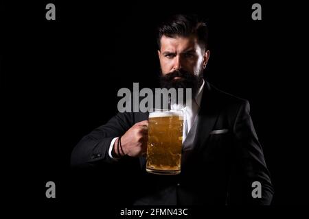 Bierkneipen und Bars. Mann mit Bierkrug. Fröhlicher Brauer, der Glas mit Bier hält. Stockfoto