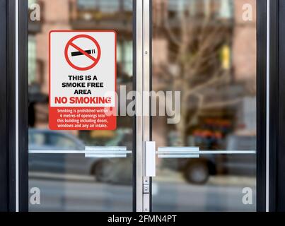 Rauchverbot Schild oder Poster an der Glastür des Hoteleingangs. „Dies ist ein rauchfreier Bereich.“ Ein Rauchabstand von 6 m zu Türen und Fenstern ist erforderlich Stockfoto