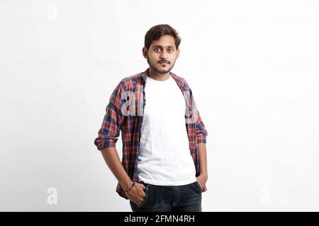 Indischer oder asiatischer Mann, der über Weiß einen multipal-Ausdruck verleiht Hintergrund Stockfoto