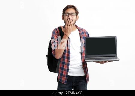 Indischer College-Student zeigt Laptop-Bildschirm auf weißem Hintergrund. Stockfoto