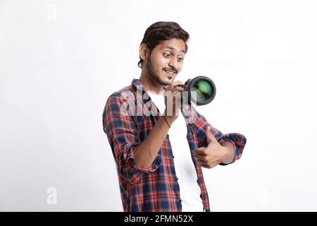 Fotograf mit Kamera auf weißem Hintergrund. Stockfoto