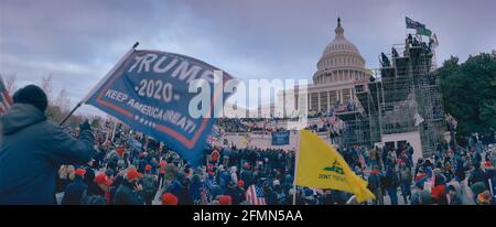 Am 6,2021. Januar strömen nach dem Marsch von Save America große Massen von Präsident Trump-Anhängern auf das US-Kapitolgebäude. Capitol Hill, Washington DC USA Stockfoto