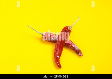 Trockene rote Chilischote auf gelbem Hintergrund. Stockfoto