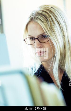Eine junge Frau in einem Büro gearbeitet. Stockfoto
