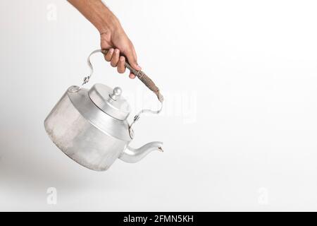 Teekessel aus Aluminium oder Teekocher auf weißem Hintergrund. Stockfoto