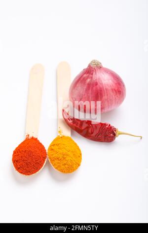 Gewürzzutat Zwiebel, rotes Chilipulver und Kurkuma-Pulver auf weißem Hintergrund. Stockfoto