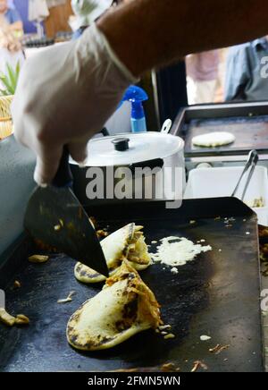 Zubereitung von Arapas in einem venezolanischen Restaurant auf dem Carmel-Markt in Tel-Aviv, Israel. Stockfoto