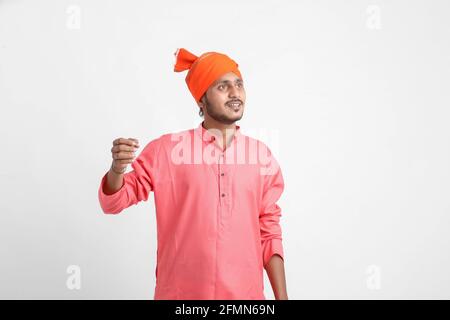 Junger indischer Bauer auf weißem Hintergrund Stockfoto