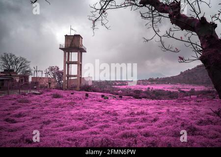 Schöne Infrarotlandschaft mit einem malerischen Blick auf Malshej Ghat in Maharashtra, Indien Stockfoto