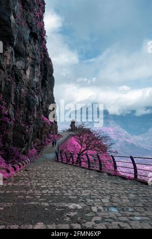 Schöne Infrarotlandschaft mit einem malerischen Blick auf Malshej Ghat in Maharashtra, Indien Stockfoto