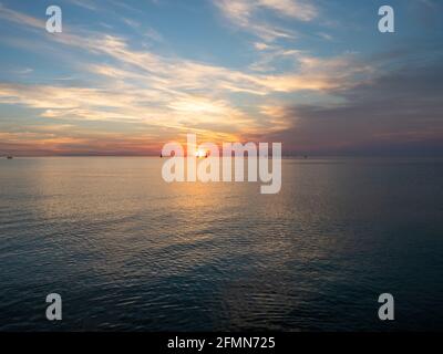 Sonnenuntergang über Port Phillip Bay mit Segelbooten in der Entfernung Stockfoto