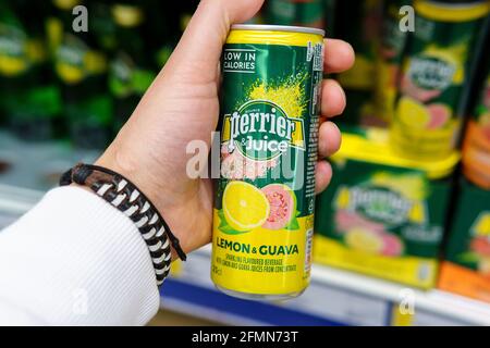 Tjumen, Russland-17. april 2021: Perrier Saft kohlensäurehaltige Getränke. Aluminium-Dose. Selektiver Fokus Stockfoto