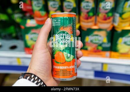 Tjumen, Russland-17. april 2021: Perrier Saft kohlensäurehaltige Getränke. Aluminium-Dose. Selektiver Fokus Stockfoto