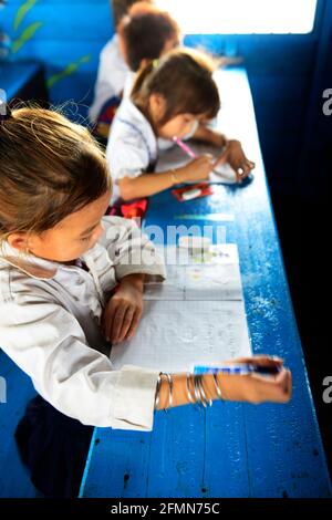 Eine schwimmende Grundschule am Tonle SAP See in Kambodscha. Stockfoto