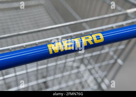 Tjumen, Russland-21. april 2021: Metro-Warenkorb-Logo, eines Supermarkts. Metro Cash and Carry Stockfoto