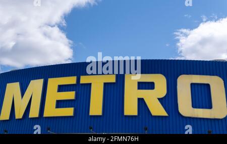 Tjumen, Russland-21. april 2021: Die Metro Group ist ein weltweit diversifizierter deutscher Einzelhandel Stockfoto