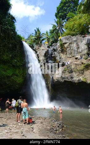 Touristen genießen den Tegenungan Wasserfall in Bali, Indonesien. Stockfoto