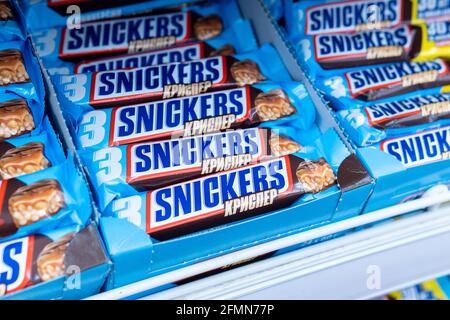 Tjumen, Russland-26. Februar 2021: Snickers ist eine Schokoladenriegel mit Karamell und Erdnüssen, hergestellt von Mars, Incorporated. Stockfoto