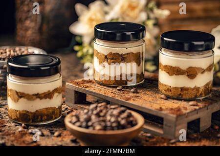 Tiramisu Dessert im Glas, traditionelle italienische Dessert im Glas serviert Stockfoto