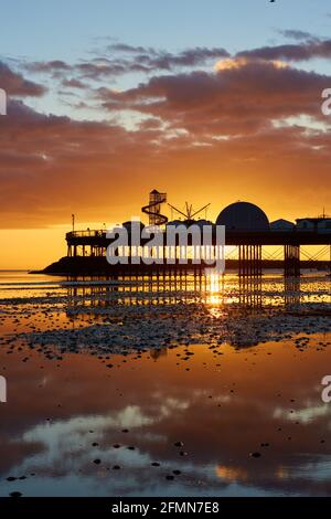 Herne Bay, Kent, Großbritannien. 11. Mai 2021: Wetter in Großbritannien. Sonnenaufgang am Pier von Herne Bay. Mit dem Land aus der Sperre und der Sommer nähert sich den Küsten Resorts erwarten einen Zustrom von Touristen, wie die Menschen Urlaub in Großbritannien. Das Wetter wird warm mit einer Mischung aus Sonnenschein und Duschen für die nächsten Tage. Kredit: Alan Payton/Alamy Live Nachrichten Stockfoto