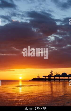 Herne Bay, Kent, Großbritannien. 11. Mai 2021: Wetter in Großbritannien. Sonnenaufgang am Pier von Herne Bay. Mit dem Land aus der Sperre und der Sommer nähert sich den Küsten Resorts erwarten einen Zustrom von Touristen, wie die Menschen Urlaub in Großbritannien. Das Wetter wird warm mit einer Mischung aus Sonnenschein und Duschen für die nächsten Tage. Kredit: Alan Payton/Alamy Live Nachrichten Stockfoto