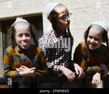 Hassidische Jungen im Mea Shearim-Viertel in Jerusalem. Stockfoto