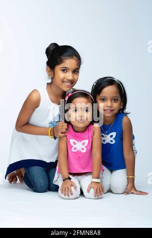 Indische Kinder, Porträt von drei indischen Mädchen Kinder, isoliert auf weißem Hintergrund. Stockfoto